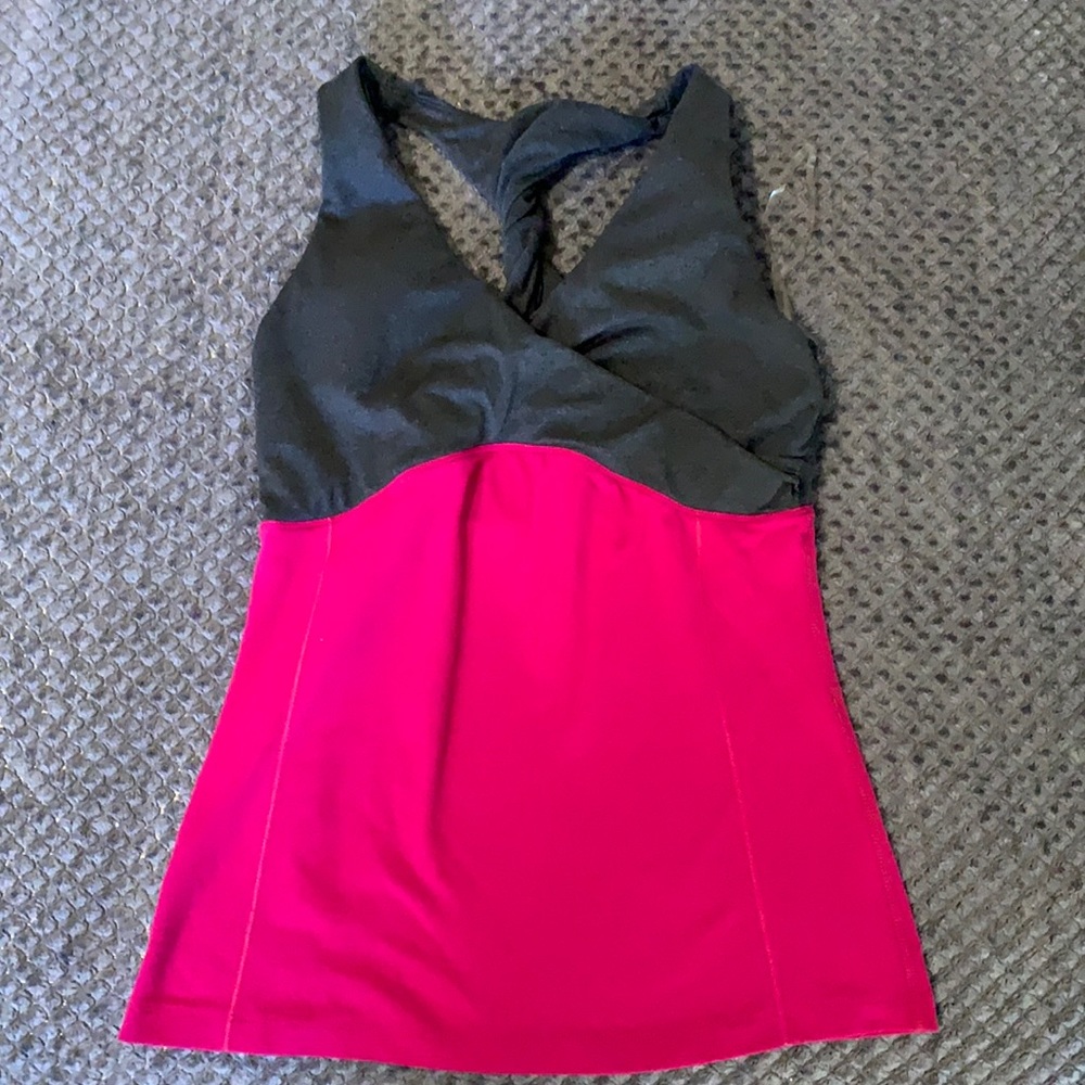 Athletic top with shelf bra
